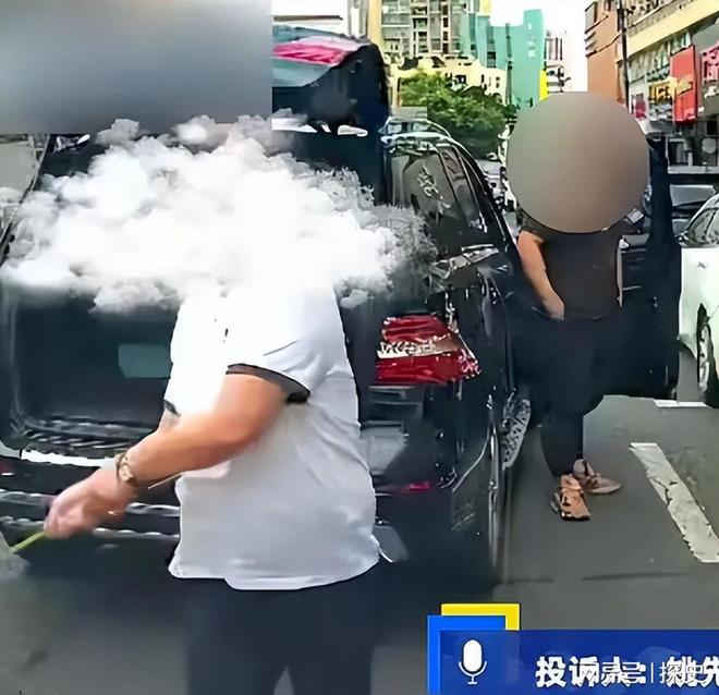 底裤”被扒企图拿钱平事出手大快人心凯发k8娱乐登录砸车3次！奔驰哥“(图15)