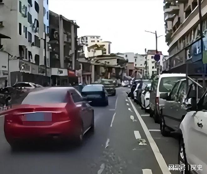 底裤”被扒企图拿钱平事出手大快人心凯发k8娱乐登录砸车3次！奔驰哥“(图19)